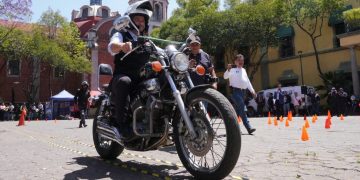 Con la finalidad de fomentar las buenas prácticas de conducción entre los usuarios de motocicleta, reducir los percances viales y promover el valor social de la motocicleta como vehículo, la alcaldía Miguel Hidalgo, la Alianza Nacional por la Seguridad Vial (ANASEVI), la Secretaría de Movilidad de la Ciudad de México y DiDi, realizaron una sesión técnico-práctica de seguridad. FOTO: Especial
