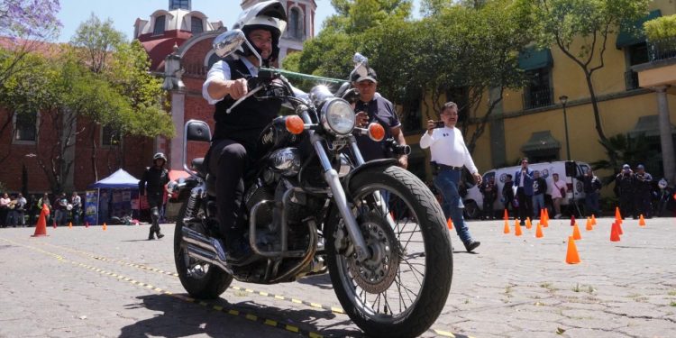 Con la finalidad de fomentar las buenas prácticas de conducción entre los usuarios de motocicleta, reducir los percances viales y promover el valor social de la motocicleta como vehículo, la alcaldía Miguel Hidalgo, la Alianza Nacional por la Seguridad Vial (ANASEVI), la Secretaría de Movilidad de la Ciudad de México y DiDi, realizaron una sesión técnico-práctica de seguridad. FOTO: Especial