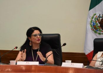 En el cartel publicitario de “AXE Ceremonia”, en la parte inferior, aparece un cintillo con el logo oficial del Gobierno de Clara Brugada, con el texto “Ciudad de México, Capital de la Transformación”; al centro dice “Secretaría de Turismo”, dependencia que encabeza Alejandra Frausto. FOTO: Especial