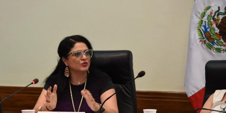 En el cartel publicitario de “AXE Ceremonia”, en la parte inferior, aparece un cintillo con el logo oficial del Gobierno de Clara Brugada, con el texto “Ciudad de México, Capital de la Transformación”; al centro dice “Secretaría de Turismo”, dependencia que encabeza Alejandra Frausto. FOTO: Especial