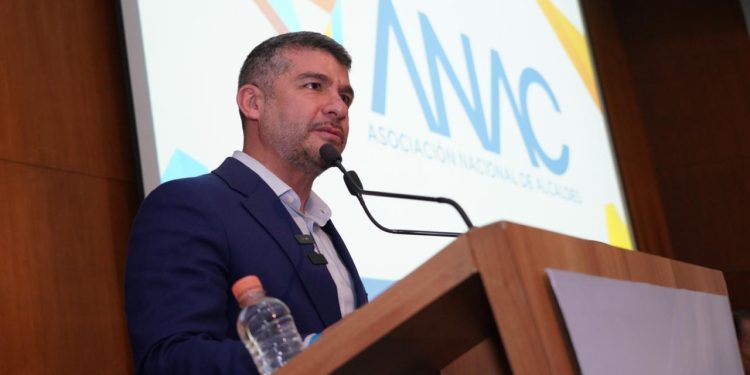 Mauricio Tabe, presidente de la Asociación Nacional de Alcaldes (ANAC) llamó a fortalecer los municipios y defenderlos del avasallamiento y menosprecio que el gobierno federal está haciendo a estos gobiernos locales, que son el primer contacto con la población. FOTOS: Especial