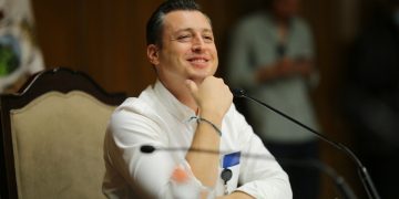 Quizás por eso mismo, porque ya era conocido por su obra, no logró obtener el mayor número de votos en la competencia senatorial. Llegó al senado por la vía del segundo lugar, lo que llaman “primera minoría”. FOTO: Especial