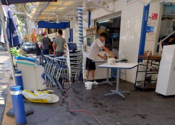 De acuerdo con la Secretaría de Desarrollo Económico de la Ciudad de México, esta dependencia cobra los derechos por poner enseres en vía pública, pero las Alcaldías son las que autorizan previamente. Aquí el caso de un restaurante en la Benito Juárez, que no tiene mesas adentro y afuera tiene 10 y se apropió totalmente de la banqueta. FOTO: CDMX Magacín