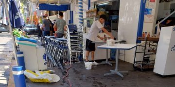 De acuerdo con la Secretaría de Desarrollo Económico de la Ciudad de México, esta dependencia cobra los derechos por poner enseres en vía pública, pero las Alcaldías son las que autorizan previamente. Aquí el caso de un restaurante en la Benito Juárez, que no tiene mesas adentro y afuera tiene 10 y se apropió totalmente de la banqueta. FOTO: CDMX Magacín