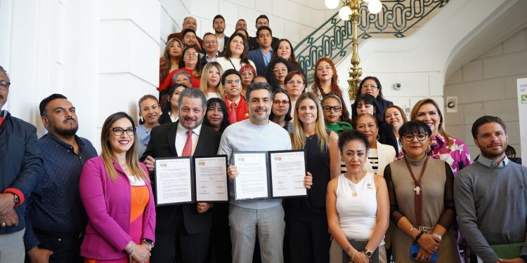 El miércoles 9, las bancadas del PVEM y PT en el Congreso de la Ciudad de México organizaron una conferencia de prensa en el vestíbulo del recinto legislativo, lo que causó confusión y molestia en el partido Morena, porque consideraron que en realidad se trató de armar un bloque para ponerlos contra la pared y chantajearlos. FOTO: Especial