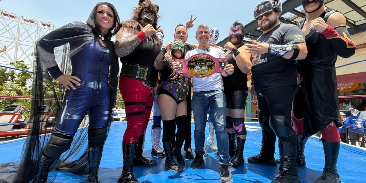 Mauricio Tabe, alcalde en Miguel Hidalgo, celebró este sábado con más de mil 500 niñas y niños el Día del Niño en el Parque Aztlán, donde disfrutaron de los juegos mecánicos y atracciones, así como de una exhibición de lucha libre, la presentación de una obra de teatro y de la 1a. Orquesta Comunitaria de esta demarcación. FOTOS: Especial