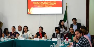 La legisladora Daniela Gicela Álvarez Camacho (PAN) preguntó por las acciones implementadas para solventar las observaciones no atendidas por la Auditoría Superior de la Federación, los mecanismos implementados para garantizar principios de legalidad, transparencia y eficiencia en futuras contrataciones y obras públicas, así como el estatus del proyecto Utopía.