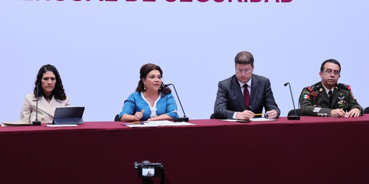 Finalmente, la jefa de Gobierno, Clara Brugada no pudo seguir tapando el sol con un dedo y la realidad se terminó imponiendo: tuvo que aceptar que es un problema real el de los pinchazos en la vía y el transporte públicos. FOTO: Especial