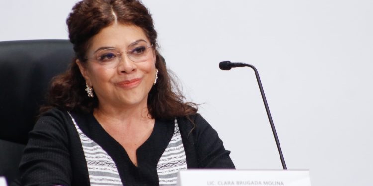 El asunto se planteó este jueves en la columna Mensaje Político de Alejandro Lelo de Larrea, con el encabezado “La imperiosa necesidad de proteger funcionarios”. Y precisamente de ello habló horas después la jefa de Gobierno, Clara Brugada, en conferencia de prensa. FOTO: Especial