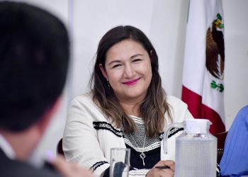 La alcaldesa de Azcapotzalco, Nancy Núñez, llevó a sus porristas acarreados a las puertas del Congreso de la Ciudad de México, ante quienes al salir gritó: “¡Ganamos esta comparecencia!”. ¿Ganamos? ¿A quién le ganaron? ¿Contra quién compitieron? En realidad, casi nadie la cuestionó. FOTO: Especial