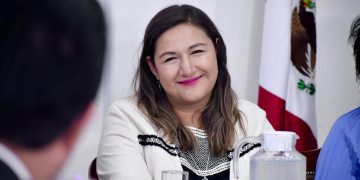 La alcaldesa de Azcapotzalco, Nancy Núñez, llevó a sus porristas acarreados a las puertas del Congreso de la Ciudad de México, ante quienes al salir gritó: “¡Ganamos esta comparecencia!”. ¿Ganamos? ¿A quién le ganaron? ¿Contra quién compitieron? En realidad, casi nadie la cuestionó. FOTO: Especial