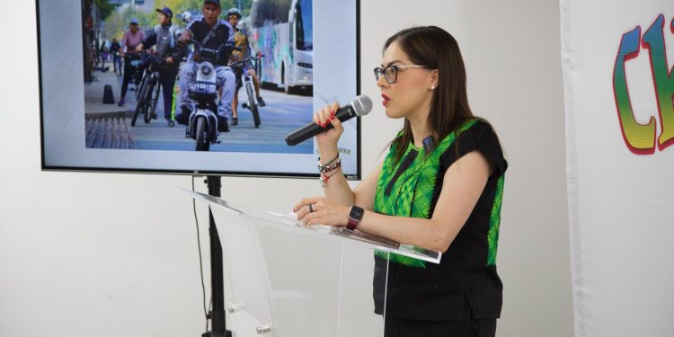 La vicecoordinadora de Morena en el Congreso de la Ciudad de México, Brenda Ruiz aseveró que la Ley de Electromovilidad que presentará la jefa de Gobierno de manera destacada va a servir para proteger a los peatones y los ciclistas.