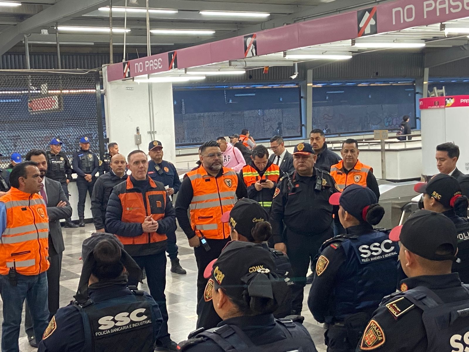 Este miércoles, Rubalcava estuvo en el Metro Pantitlán. Le acompañó su nuevo gerente de Comunicación Social, Juan Esquivel, así como quien será responsable de la seguridad del Metro, Emmanuel Gómez (a) "Halcón".