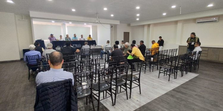 FOTO: RRSS, reunión de perredistas.