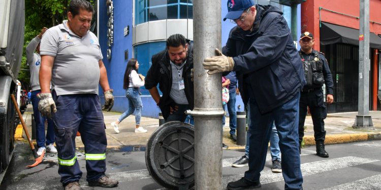 El alcalde de Benito Juárez, Luis Mendoza, acudió a la colonia Moderna para supervisar los trabajos de limpieza y desazolve realizados tras las intensas lluvias registradas el pasado domingo y lunes.