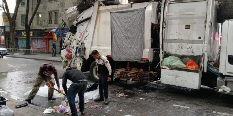 Alcaldía Cuauhtémoc recoge 30 toneladas de basura tras marcha del Orgullo 2025