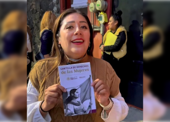 Al respecto, Xóchitl Bravo comentó que las y los diputados morenistas visitan casa por casa o realizan asambleas en las alcaldías, donde entregan las cartillas a mujeres y hombres, y explican los derechos de las primeras. FOTO: Especial