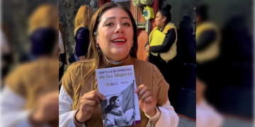 Al respecto, Xóchitl Bravo comentó que las y los diputados morenistas visitan casa por casa o realizan asambleas en las alcaldías, donde entregan las cartillas a mujeres y hombres, y explican los derechos de las primeras. FOTO: Especial