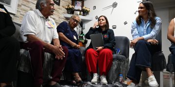 “Nosotros no esperamos a que nos busquen. Tocamos las puertas, vamos a las calles, a los jardines, a las plazas. Ahí donde está la gente, ahí debe estar el gobierno”, expresó la mandataria al inicio del encuentro.