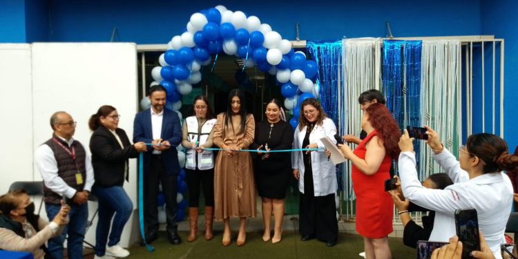 Yenny Guerrero, encargada del área de Programas Preventivos y Capacitación del CAIA, subrayó que el centro va más allá de atender a personas consumidoras: