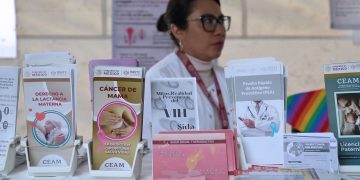 La feria fue inaugurada por el alcalde Octavio Rivero Villaseñor, acompañado por Frida Durán Sánchez, subdelegada de Prestaciones Económicas, Sociales y Culturales del ISSSTE, en representación del director general Martí Batres Guadarrama.