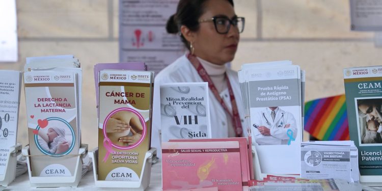 La feria fue inaugurada por el alcalde Octavio Rivero Villaseñor, acompañado por Frida Durán Sánchez, subdelegada de Prestaciones Económicas, Sociales y Culturales del ISSSTE, en representación del director general Martí Batres Guadarrama.