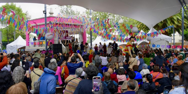 Vaya que la alcaldesa de Azcapotzalco Nancy Núñez infló, le ‘cuchareó’ con ganas al número de supuestos asistentes a la Guelaguetza 2025 en esa demarcación, como si estuviera hablando de los acarreados y participantes a sus mítines políticos. FOTO: Especial