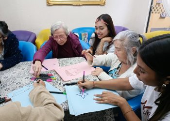 Muchos voluntariados, como el de Huellas, se realiza en grupos, lo que te brinda la oportunidad de hacer amigos y establecer buenas relaciones sociales ayudando a los demás. Es una experiencia enriquecedora que te lleva a conectar con personas que comparten tus valores y compromiso con la comunidad.