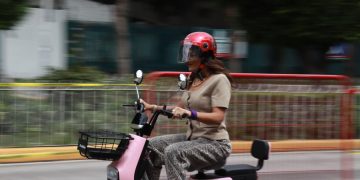 Con el objetivo de acercar a la población a nuevas alternativas de movilidad y fomentar la conciencia ambiental desde lo local, el Gobierno de Cuauhtémoc, que encabeza Alessandra Rojo de la Vega llevó a cabo la jornada Ecomobility MX: Conduce Verde en la Cuauhtémoc, una experiencia ciudadana orientada a promover una conducción más segura, incluyente y sustentable.