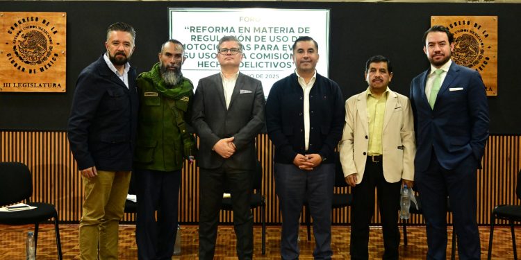 En el segundo y último día de trabajos del foro “Reforma en materia de regulación del uso de motocicleta para evitar su uso en la comisión de hechos delictivos”, el diputado Mario Enrique Sánchez (PAN) aseguró que se busca la seguridad de las personas usuarias de motocicletas, de la ciudadanía en general y, sobre todo, que el gobierno pueda hacer su trabajo. FOTO: Especial