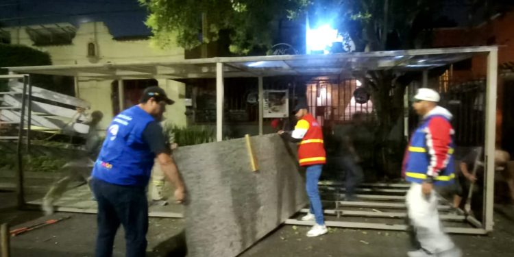 Al no contar con las autorizaciones ni cumplir con la normatividad especificada en la Gaceta Oficial de la Ciudad de México, fueron retiradas estructuras de cafeterías y restaurantes que obstruían la vía pública en diversos puntos de la demarcación a fin de recuperar el espacio público y permitir el libre tránsito.