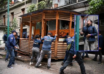 La alcaldesa Alessandra Rojo de la Vega encabezó un operativo de recuperación del espacio público en calles de las colonias Juárez, Condesa y Roma Norte. Durante el recorrido, se retiraron estructuras irregulares, pérgolas, cables, tubos, puestos metálicos y otros obstáculos que bloqueaban el libre tránsito. FOTO: CDMX Magacín
