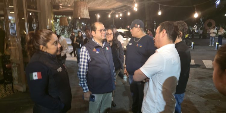 Tras la movilización del viernes en calles de la colonia Condesa, Roma y Juárez, por instrucciones de la alcaldesa Alessandra Rojo de la Vega, el Gobierno de la Alcaldía Cuauhtémoc llevó a cabo la limpieza de espacio público, mobiliario urbano, retiro de adhesivos, además del acompañamiento a responsables de comercios afectados.