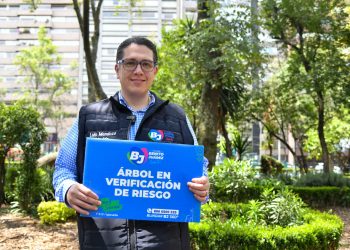 Desde el Parque Acacias, Luis Mendoza informó sobre la instalación de señalamientos de advertencia y la intervención de árboles con alto riesgo de colapso. FOTO: Especial