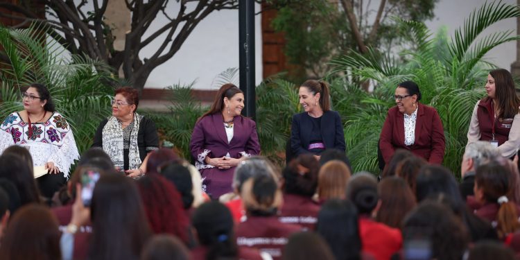 La jefa de Gobierno de la Ciudad de México, Clara Brugada Molina, acompañó a la presidenta de México, Claudia Sheinbaum Pardo, a la inauguración del programa Abogadas de las Mujeres, estrategia nacional de defensa jurídica contra la violencia de género.
