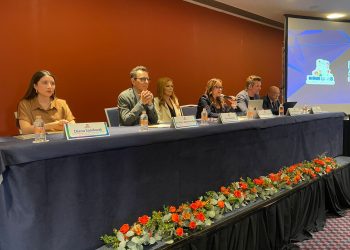 Como parte de la discusión abierta para su iniciativa de Ley para reglamentar el uso de teléfonos celulares en las escuelas primarias y secundarias en la capital del país, la diputada Laura Álvarez, del PAN, encabezó un foro con expertos en educación de México, España, Alemania y Francia, quienes compartieron sus experiencias al respecto. FOTO: Especial