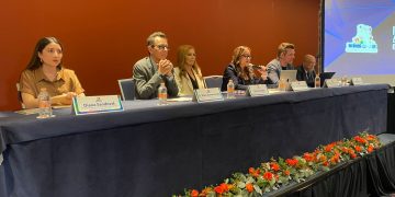 Como parte de la discusión abierta para su iniciativa de Ley para reglamentar el uso de teléfonos celulares en las escuelas primarias y secundarias en la capital del país, la diputada Laura Álvarez, del PAN, encabezó un foro con expertos en educación de México, España, Alemania y Francia, quienes compartieron sus experiencias al respecto. FOTO: Especial