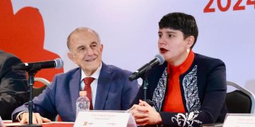 Ante esto, Circe se refugia en las enseñanzas de su coordinador de asesores, Adolfo Orive Bellinger, un viejo lobo de mar de la política mexicana: maoísta, asesor del entonces presidente Carlos Salinas en su programa estrella Solidaridad.