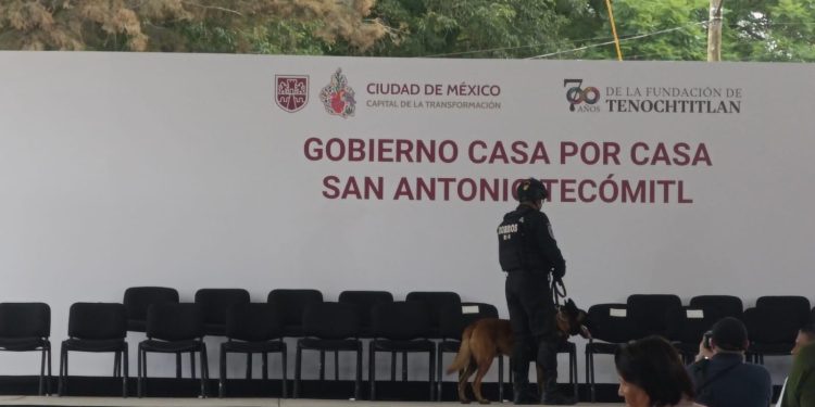 Previo a los discursos en ambos actos, binomios de la Unidad Canina del Agrupamiento Fuerza de Tarea “Zorros” de la Secretaría de Seguridad Ciudadana revisaron el templete donde se sentarían Brugada y sus invitados, para corroborar que no hubiera alguna arma o explosivo. “Sin novedad”, fue el reporte, afortunadamente.