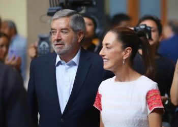 Lo cierto es que al rector de la llamada máxima casa de estudios, Leonardo Lomelí, le tembló la mano para pedir la asistencia policial. No debería darle miedo y menos en la actualidad, pues hay que recordar que el hoy canciller Juan Ramón de la Fuente solicitó la entrada de la Policía Federal Preventiva el 6 de febrero de 2000 para sacar a los paristas radicales que encabezaba el famoso Mosh.