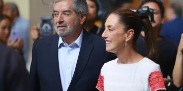 Lo cierto es que al rector de la llamada máxima casa de estudios, Leonardo Lomelí, le tembló la mano para pedir la asistencia policial. No debería darle miedo y menos en la actualidad, pues hay que recordar que el hoy canciller Juan Ramón de la Fuente solicitó la entrada de la Policía Federal Preventiva el 6 de febrero de 2000 para sacar a los paristas radicales que encabezaba el famoso Mosh.