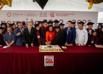 ¡Felicidades generación 2022-2025 del IEMS. El mundo los necesita, y ustedes ya están listos! El día de hoy, sostuvo la alcaldesa Aleida Alavez Ruiz, es un día de alegría y celebración, ya que festejamos el alcance de un gran logro porque se vencen mil razones para no rendirse, ustedes llegaron hasta aquí. FOTO: Especial