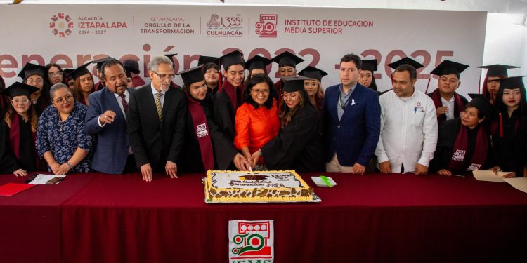 ¡Felicidades generación 2022-2025 del IEMS. El mundo los necesita, y ustedes ya están listos! El día de hoy, sostuvo la alcaldesa Aleida Alavez Ruiz, es un día de alegría y celebración, ya que festejamos el alcance de un gran logro porque se vencen mil razones para no rendirse, ustedes llegaron hasta aquí. FOTO: Especial