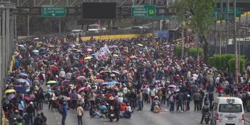 Locatarios agrupados en el “Movimiento Popular de Comerciantes de Mercados Públicos de la Ciudad de México” realizaron este miércoles bloqueos en distintos puntos neurálgicos de la capital del país.