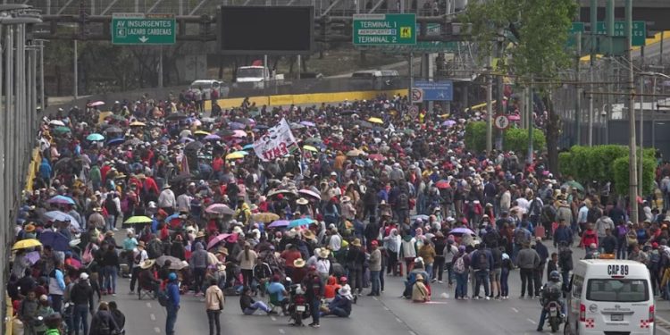 Locatarios agrupados en el “Movimiento Popular de Comerciantes de Mercados Públicos de la Ciudad de México” realizaron este miércoles bloqueos en distintos puntos neurálgicos de la capital del país.