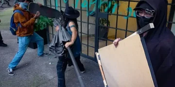 Radicales de Morena amedrentan a ‘gringos’ en la Condesa