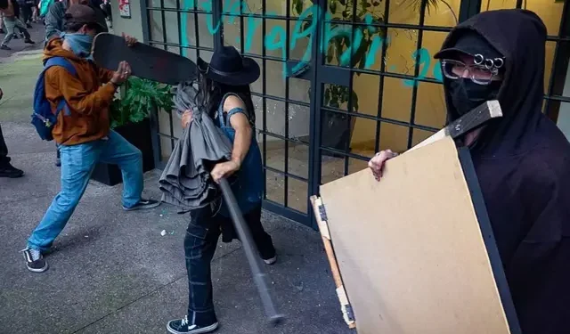 Radicales de Morena amedrentan a ‘gringos’ en la Condesa