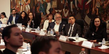 El titular de la Secretaría de Planeación, Ordenamiento Territorial y Coordinación Metropolitana, Alejandro Encinas se comprometió a privilegiar los acuerdos para implementar el “Bando Uno” que lanzó la jefa de Gobierno, Clara Brugada y también el “Plan Maestro” para las 10 colonias con mayor tensión inmobiliaria, ocho de las cuales se ubican en la demarcación territorial Cuauhtémoc y dos en la Miguel Hidalgo. FOTO: Especial