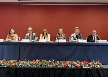 La Diputada Álvarez enfatizó que "la escuela debe ser un espacio seguro, de atención plena y de convivencia real entre niñas y niños. Es urgente abrir el debate sobre el papel de la tecnología en las aulas y su regulación responsable".