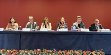 La Diputada Álvarez enfatizó que "la escuela debe ser un espacio seguro, de atención plena y de convivencia real entre niñas y niños. Es urgente abrir el debate sobre el papel de la tecnología en las aulas y su regulación responsable".